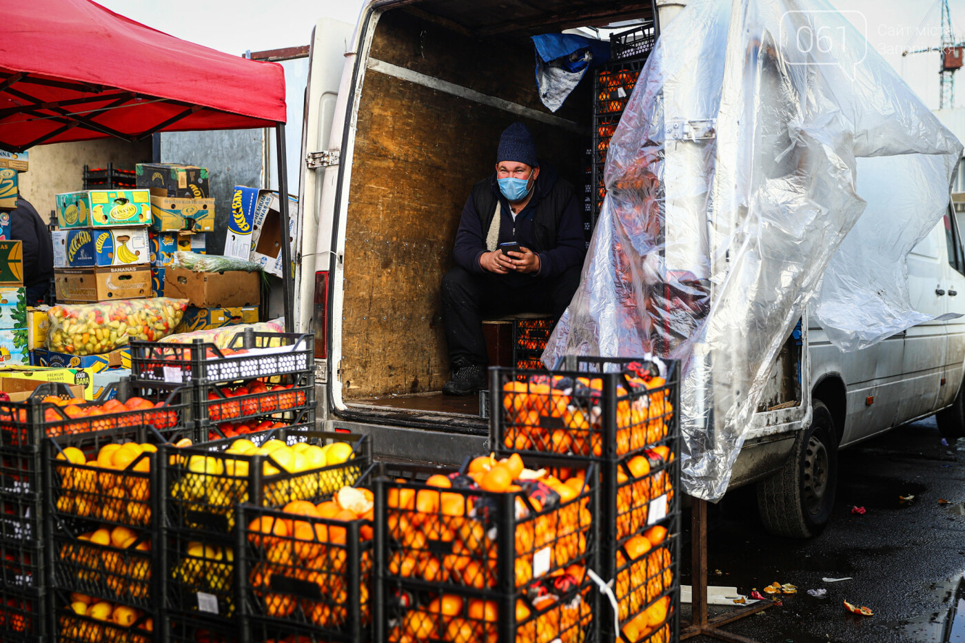 Работает и днем, и ночью: фоторепортаж с самого большого оптового рынка Запорожья , фото-4
