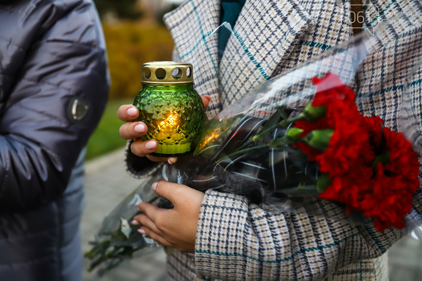 Свечи, цветы и яблоки: в Запорожье прошла акция в память о жертвах Голодоморов, - ФОТОРЕПОРТАЖ , фото-4