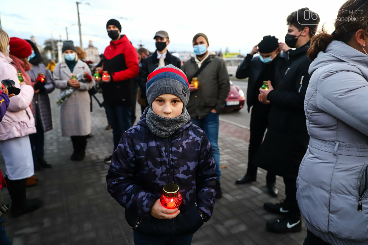 Свечи, цветы и яблоки: в Запорожье прошла акция в память о жертвах Голодоморов, - ФОТОРЕПОРТАЖ , фото-5