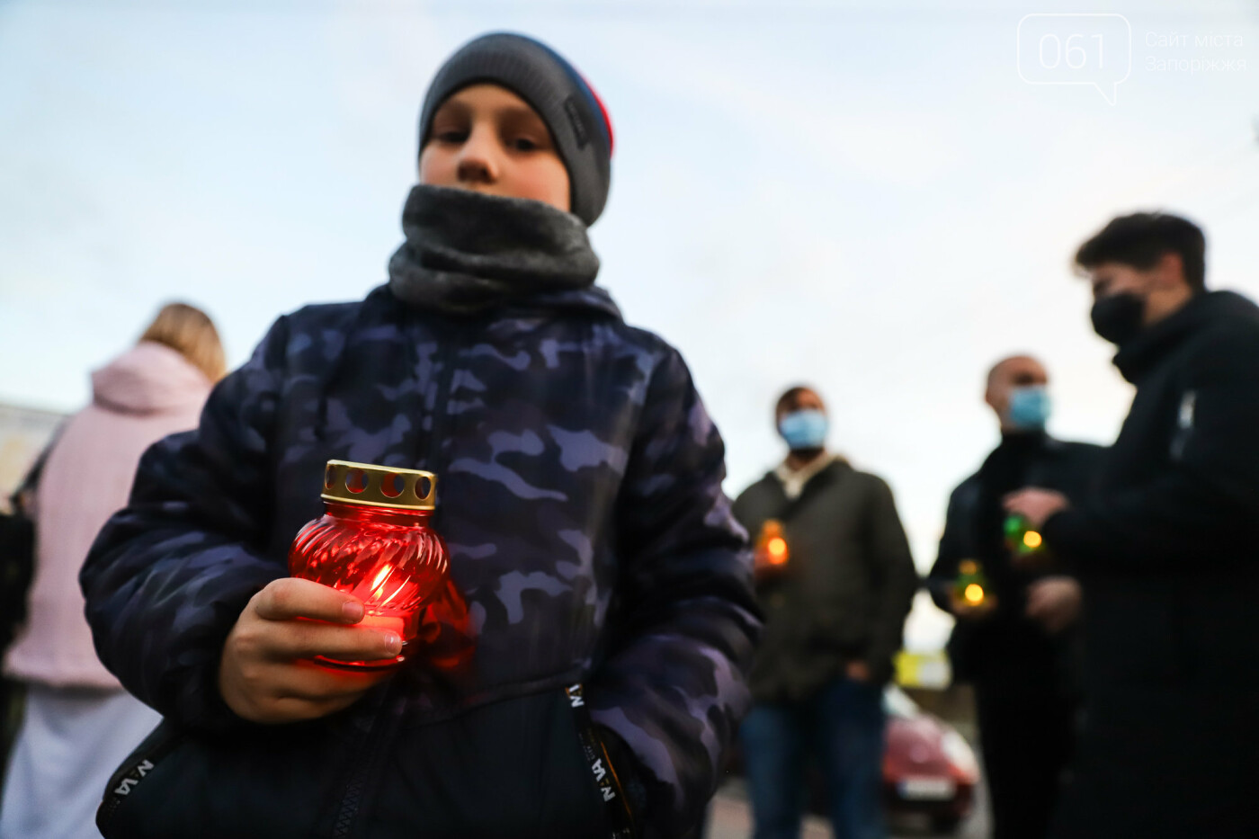 Свечи, цветы и яблоки: в Запорожье прошла акция в память о жертвах Голодоморов, - ФОТОРЕПОРТАЖ , фото-6