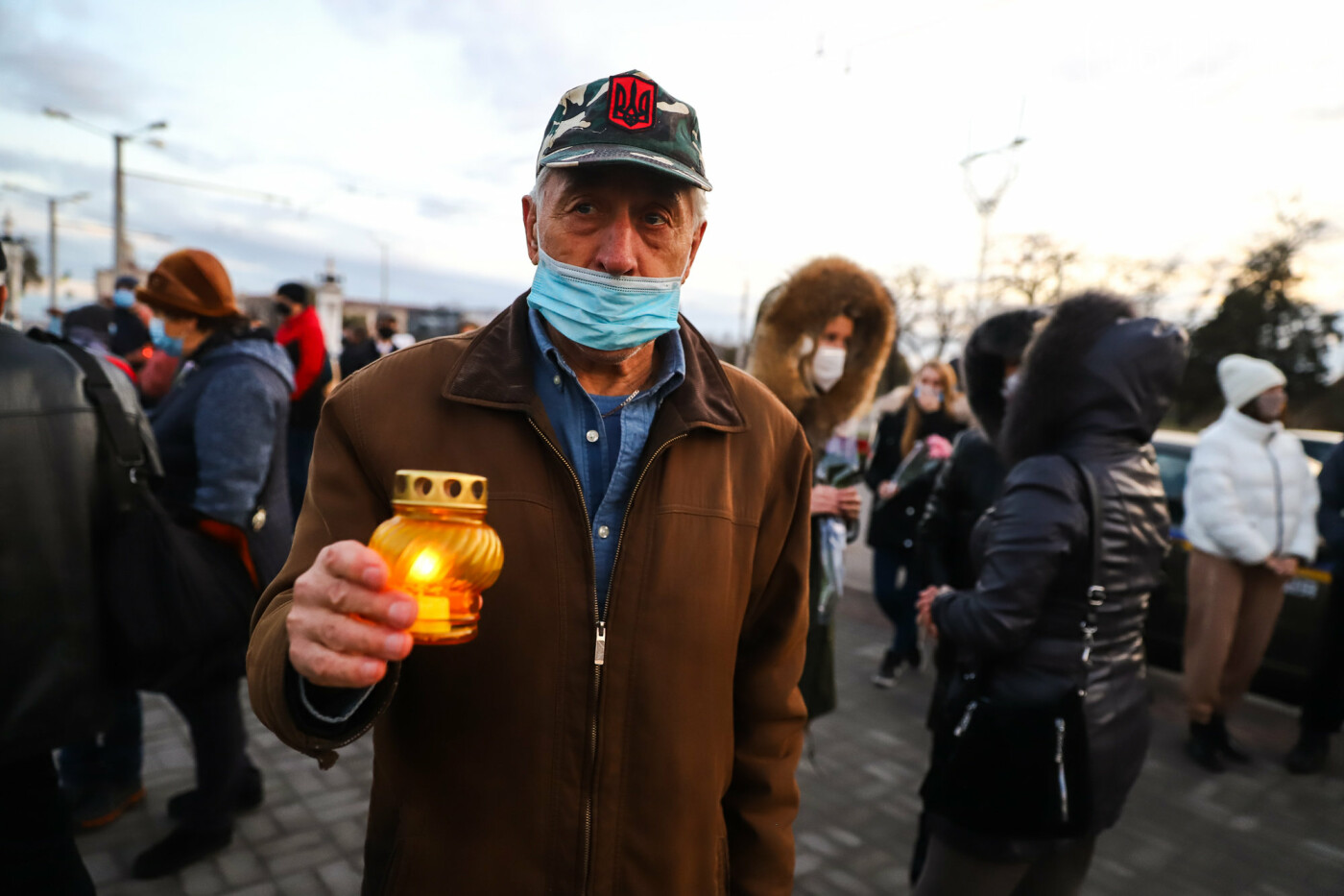 Свечи, цветы и яблоки: в Запорожье прошла акция в память о жертвах Голодоморов, - ФОТОРЕПОРТАЖ , фото-10