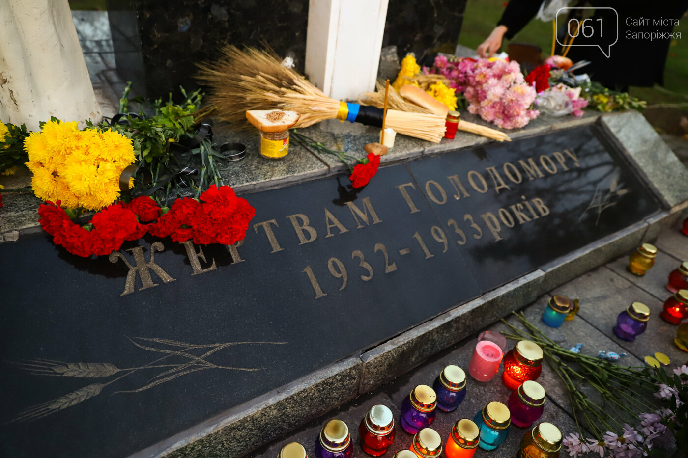 Свечи, цветы и яблоки: в Запорожье прошла акция в память о жертвах Голодоморов, - ФОТОРЕПОРТАЖ , фото-12