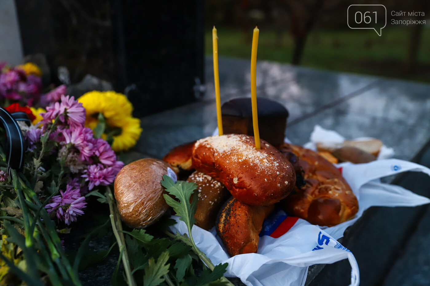 Свечи, цветы и яблоки: в Запорожье прошла акция в память о жертвах Голодоморов, - ФОТОРЕПОРТАЖ , фото-14