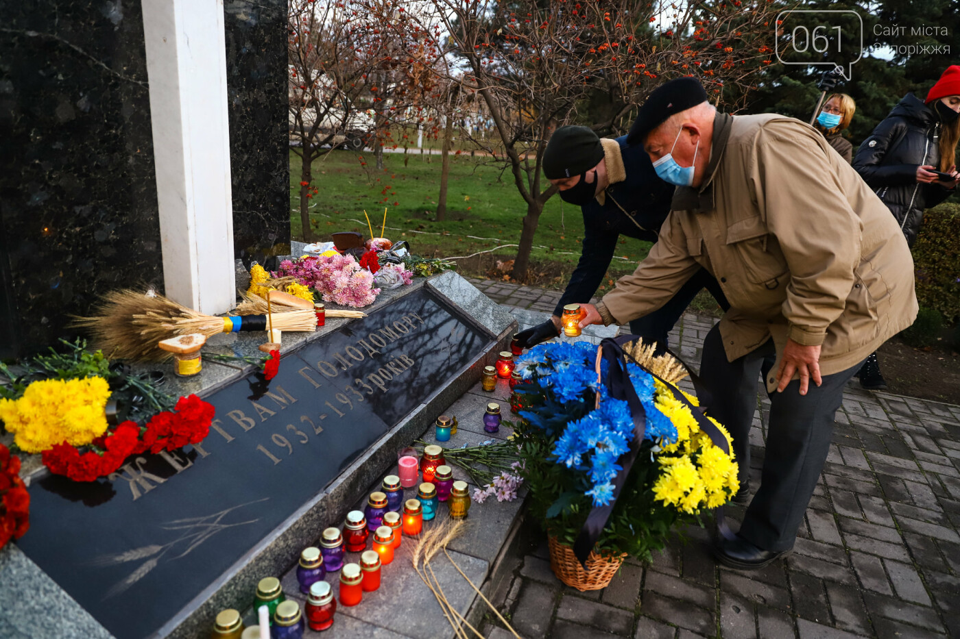 Свечи, цветы и яблоки: в Запорожье прошла акция в память о жертвах Голодоморов, - ФОТОРЕПОРТАЖ , фото-16