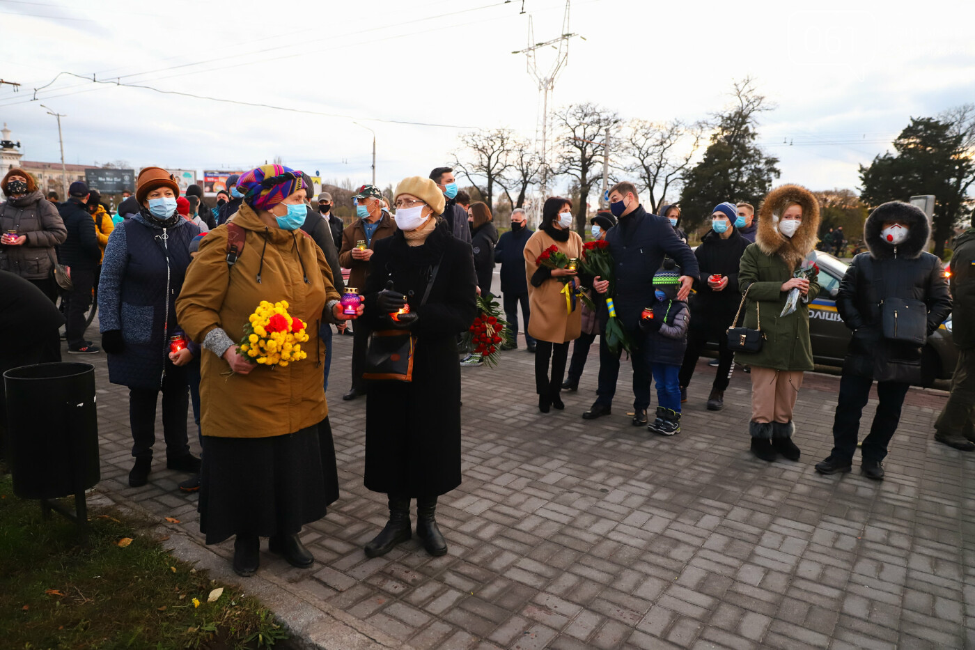 Свечи, цветы и яблоки: в Запорожье прошла акция в память о жертвах Голодоморов, - ФОТОРЕПОРТАЖ , фото-17