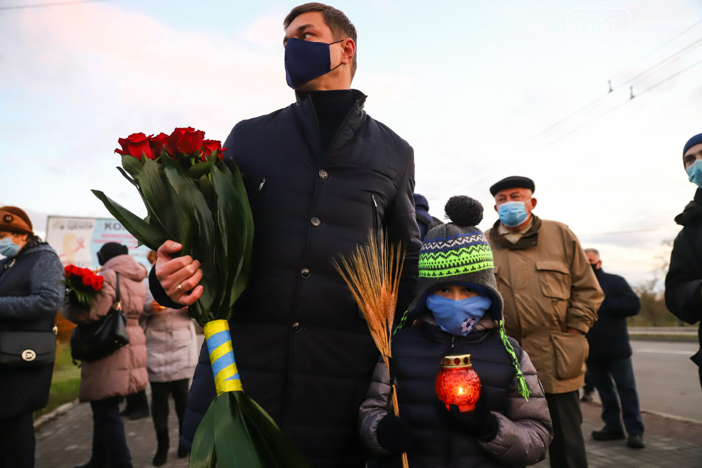 Свечи, цветы и яблоки: в Запорожье прошла акция в память о жертвах Голодоморов, - ФОТОРЕПОРТАЖ , фото-20