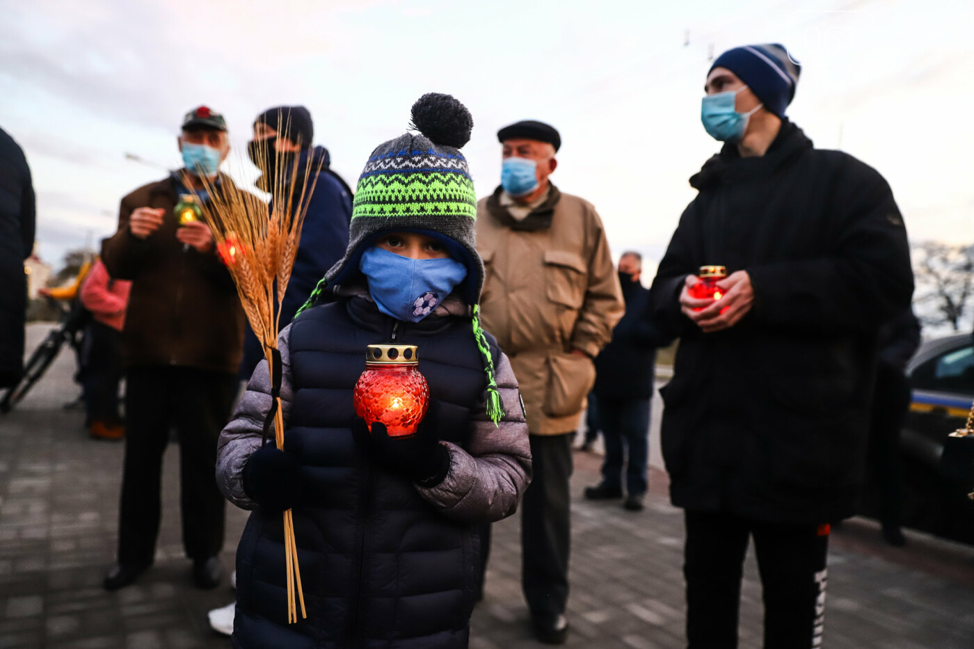 Свечи, цветы и яблоки: в Запорожье прошла акция в память о жертвах Голодоморов, - ФОТОРЕПОРТАЖ , фото-21