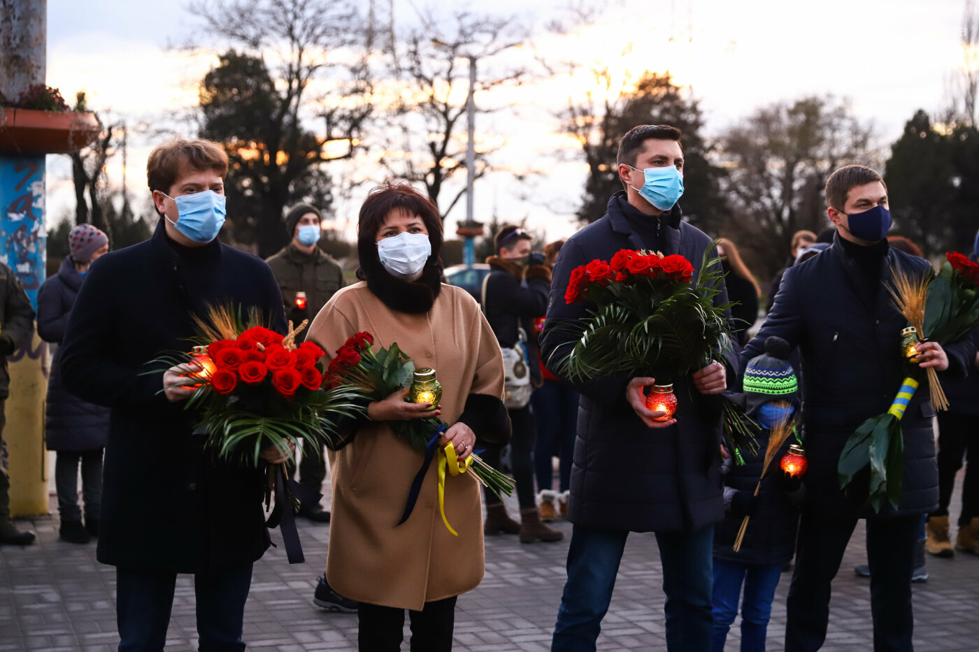 Свечи, цветы и яблоки: в Запорожье прошла акция в память о жертвах Голодоморов, - ФОТОРЕПОРТАЖ , фото-25