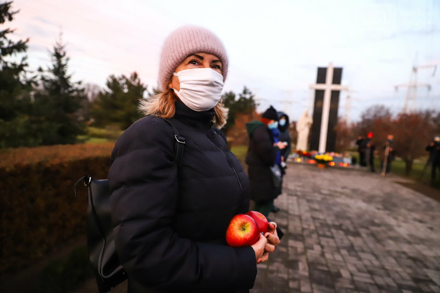 Свечи, цветы и яблоки: в Запорожье прошла акция в память о жертвах Голодоморов, - ФОТОРЕПОРТАЖ , фото-7