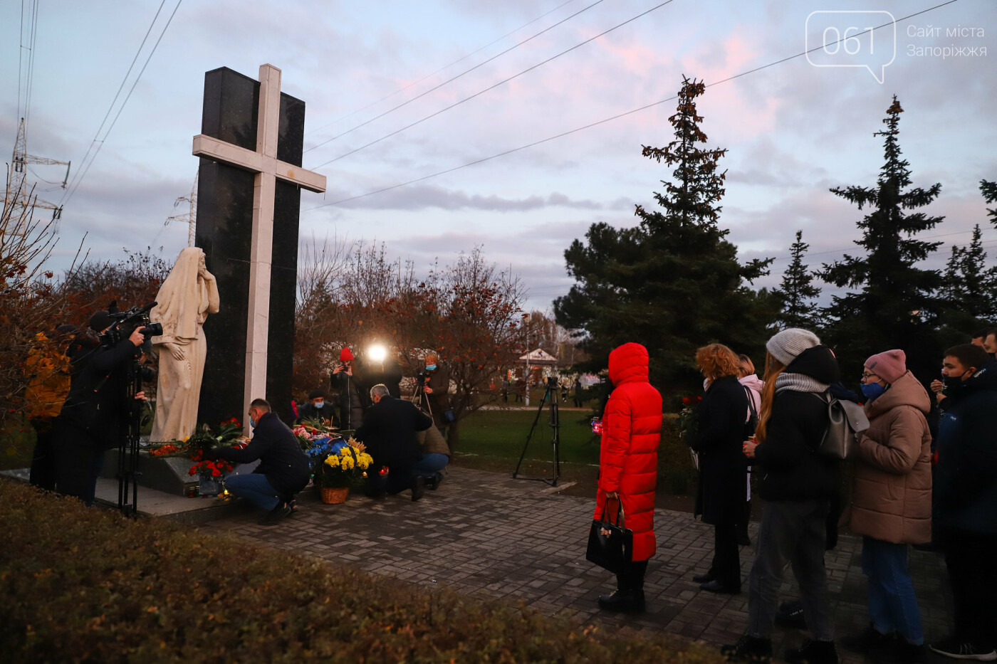Свечи, цветы и яблоки: в Запорожье прошла акция в память о жертвах Голодоморов, - ФОТОРЕПОРТАЖ , фото-26