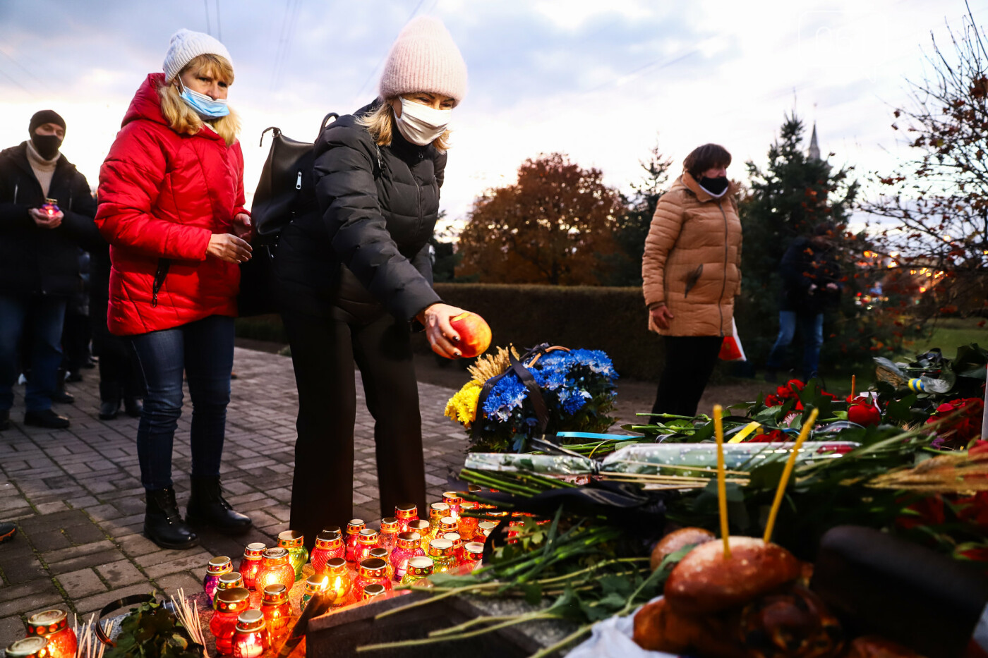 Свечи, цветы и яблоки: в Запорожье прошла акция в память о жертвах Голодоморов, - ФОТОРЕПОРТАЖ , фото-29