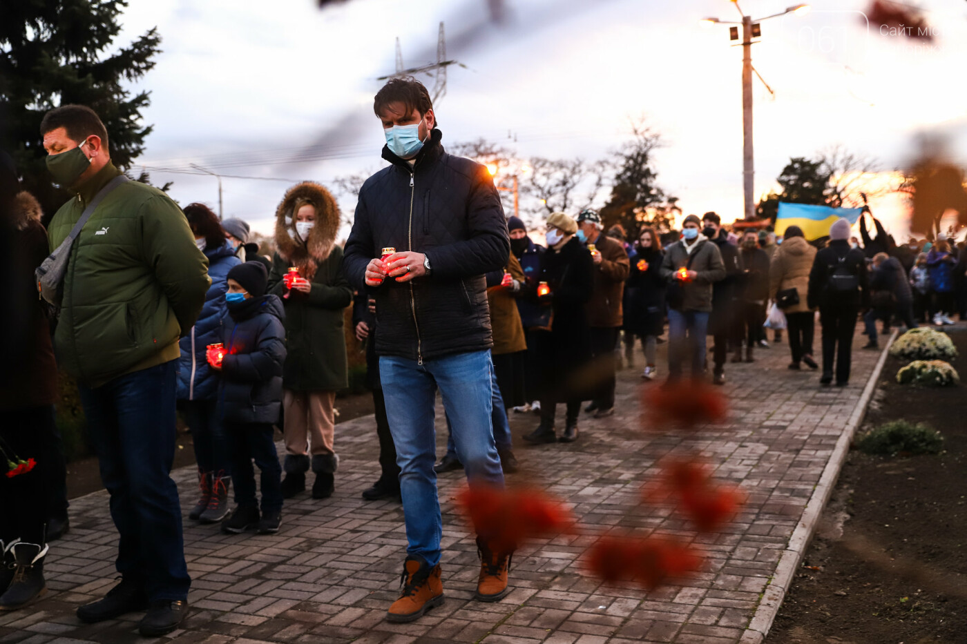 Свечи, цветы и яблоки: в Запорожье прошла акция в память о жертвах Голодоморов, - ФОТОРЕПОРТАЖ , фото-30