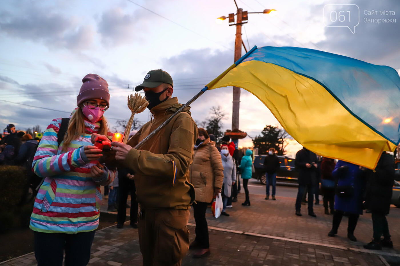 Свечи, цветы и яблоки: в Запорожье прошла акция в память о жертвах Голодоморов, - ФОТОРЕПОРТАЖ , фото-31