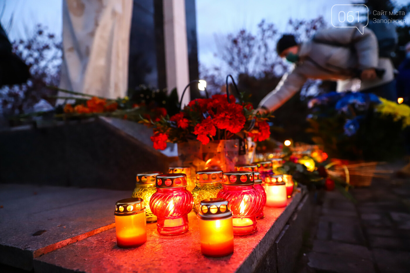 Свечи, цветы и яблоки: в Запорожье прошла акция в память о жертвах Голодоморов, - ФОТОРЕПОРТАЖ , фото-34