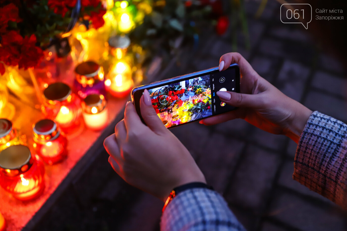 Свечи, цветы и яблоки: в Запорожье прошла акция в память о жертвах Голодоморов, - ФОТОРЕПОРТАЖ , фото-35