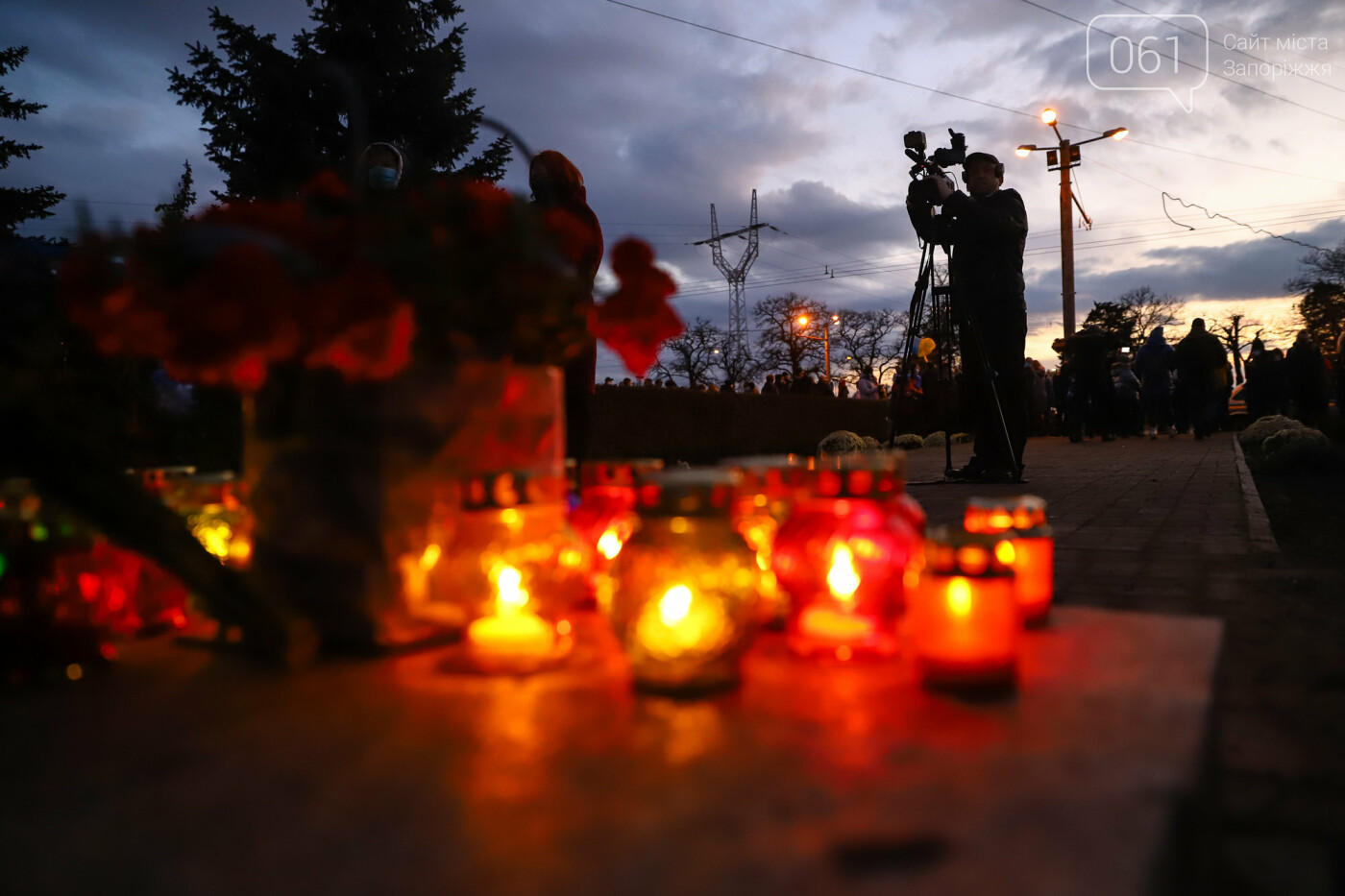 Свечи, цветы и яблоки: в Запорожье прошла акция в память о жертвах Голодоморов, - ФОТОРЕПОРТАЖ , фото-37