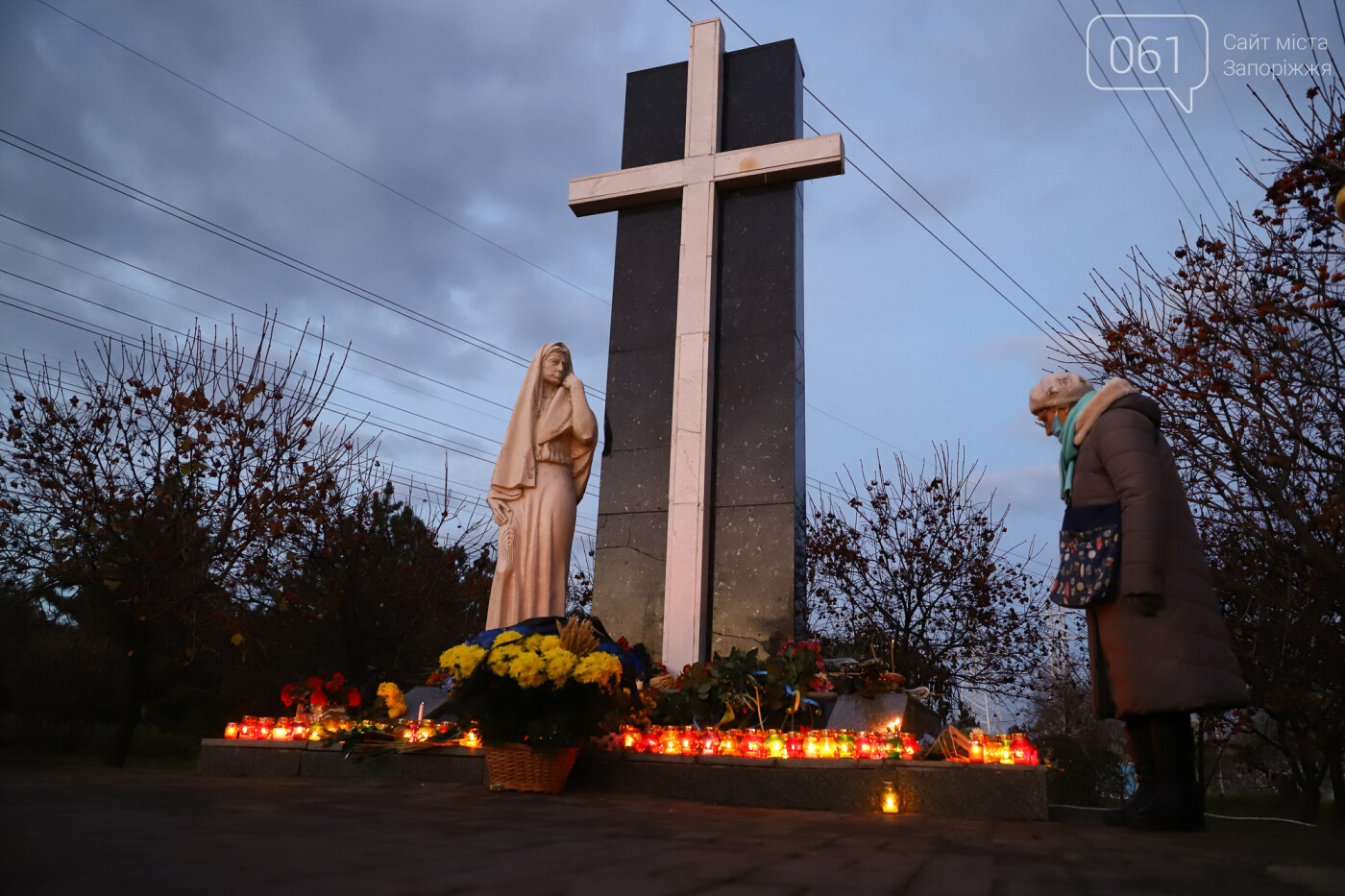 Свечи, цветы и яблоки: в Запорожье прошла акция в память о жертвах Голодоморов, - ФОТОРЕПОРТАЖ , фото-38