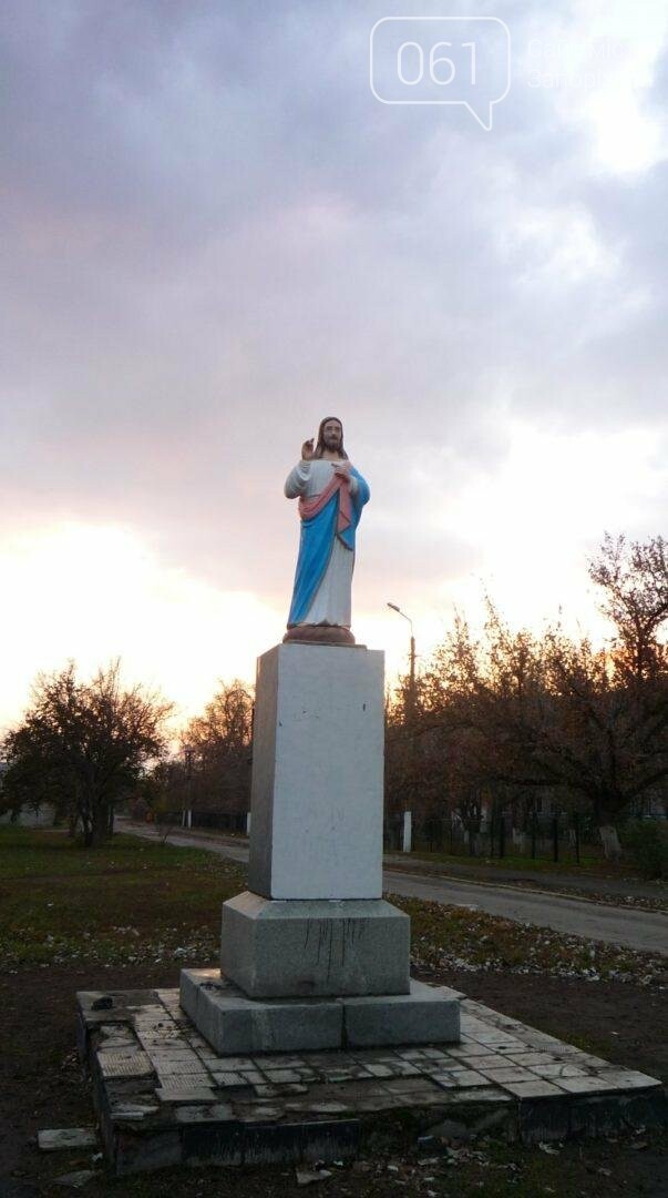 В селе Запорожской области на месте памятника Ленину установили скульптуру Христа, - ФОТО, фото-3