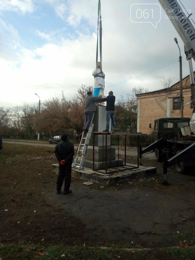 В селе Запорожской области на месте памятника Ленину установили скульптуру Христа, - ФОТО, фото-2