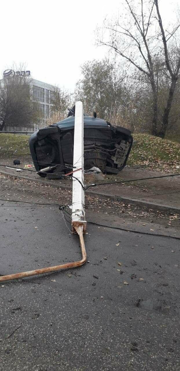 В Запорожье на Набережной легковой автомобиль влетел в столб, водитель погиб, - ФОТО, фото-2