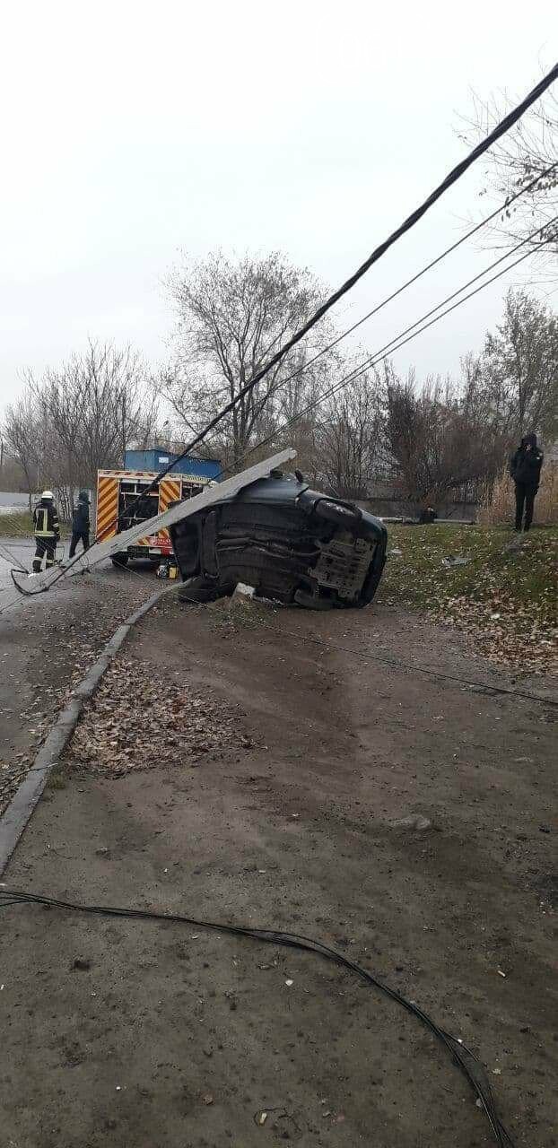 В Запорожье на Набережной легковой автомобиль влетел в столб, водитель погиб, - ФОТО, фото-4