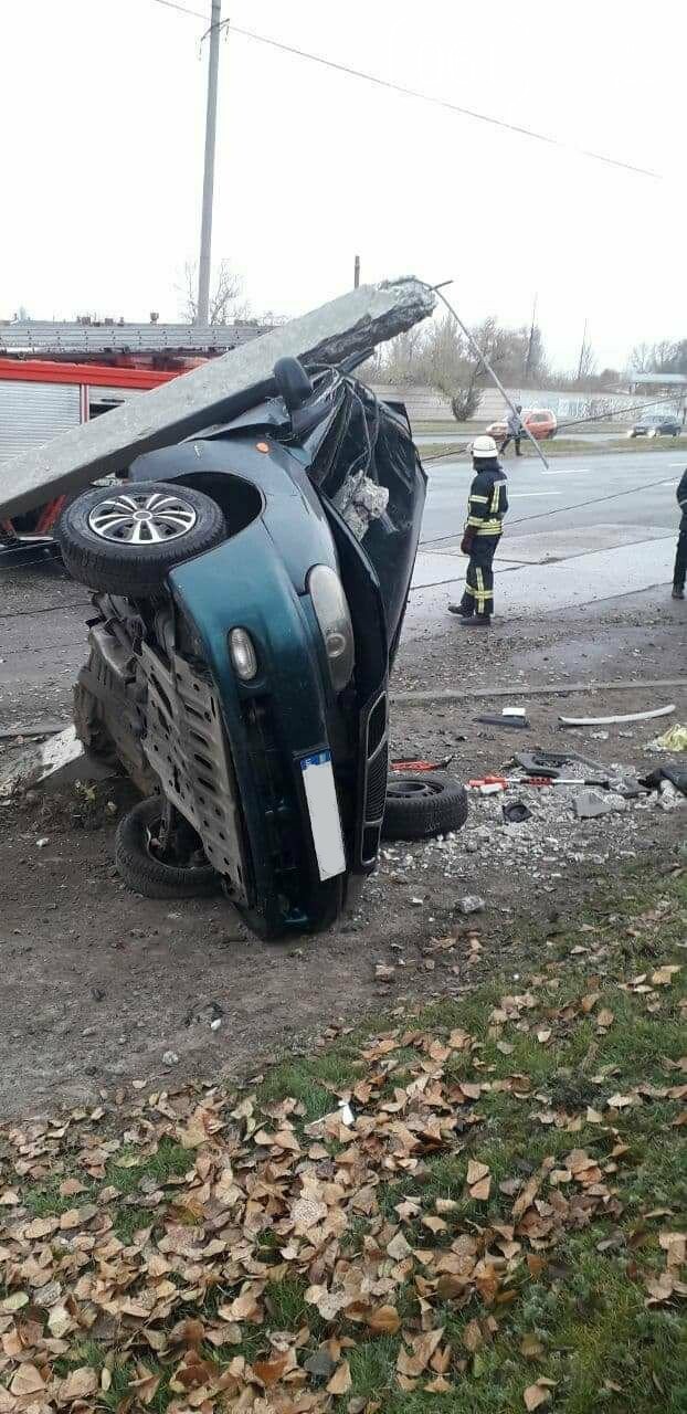 В Запорожье на Набережной легковой автомобиль влетел в столб, водитель погиб, - ФОТО, фото-5