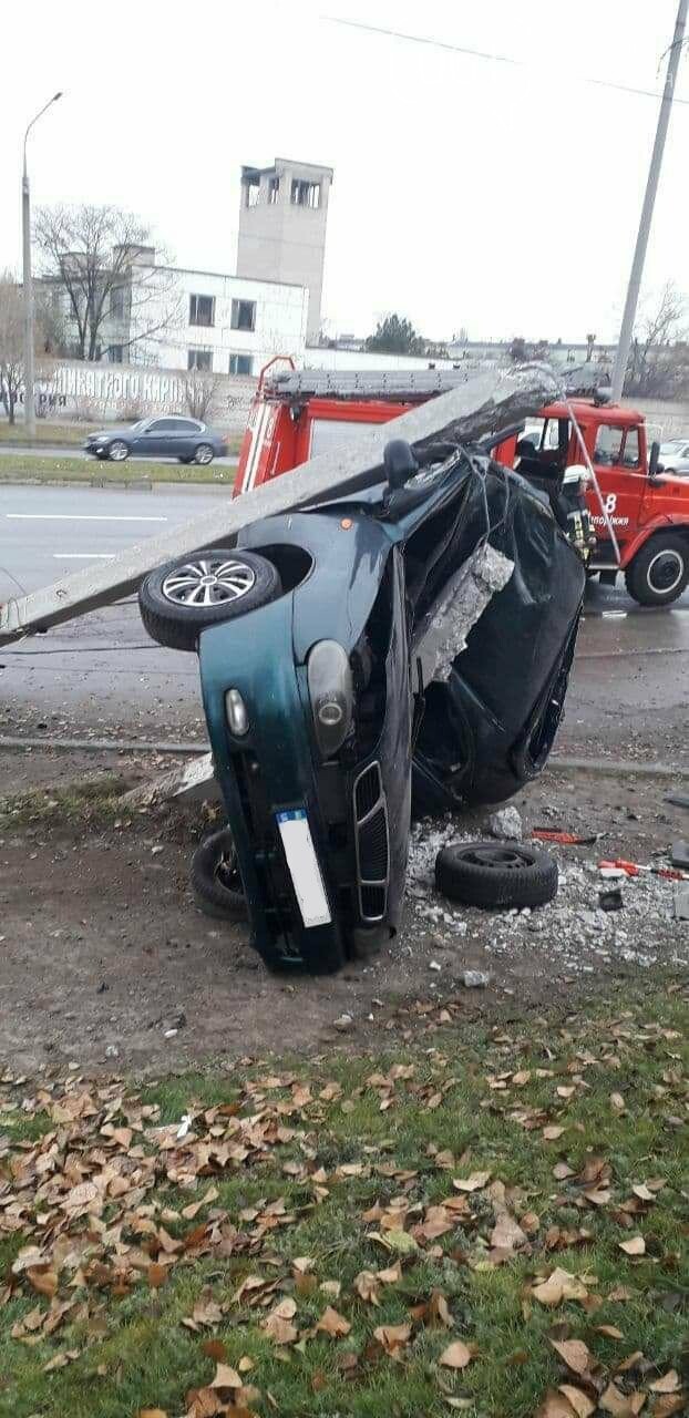 В Запорожье на Набережной легковой автомобиль влетел в столб, водитель погиб, - ФОТО, фото-1