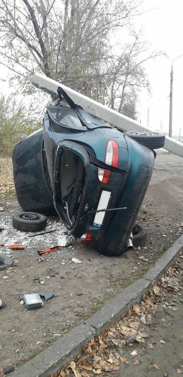 В Запорожье на Набережной легковой автомобиль влетел в столб, водитель погиб, - ФОТО, фото-3