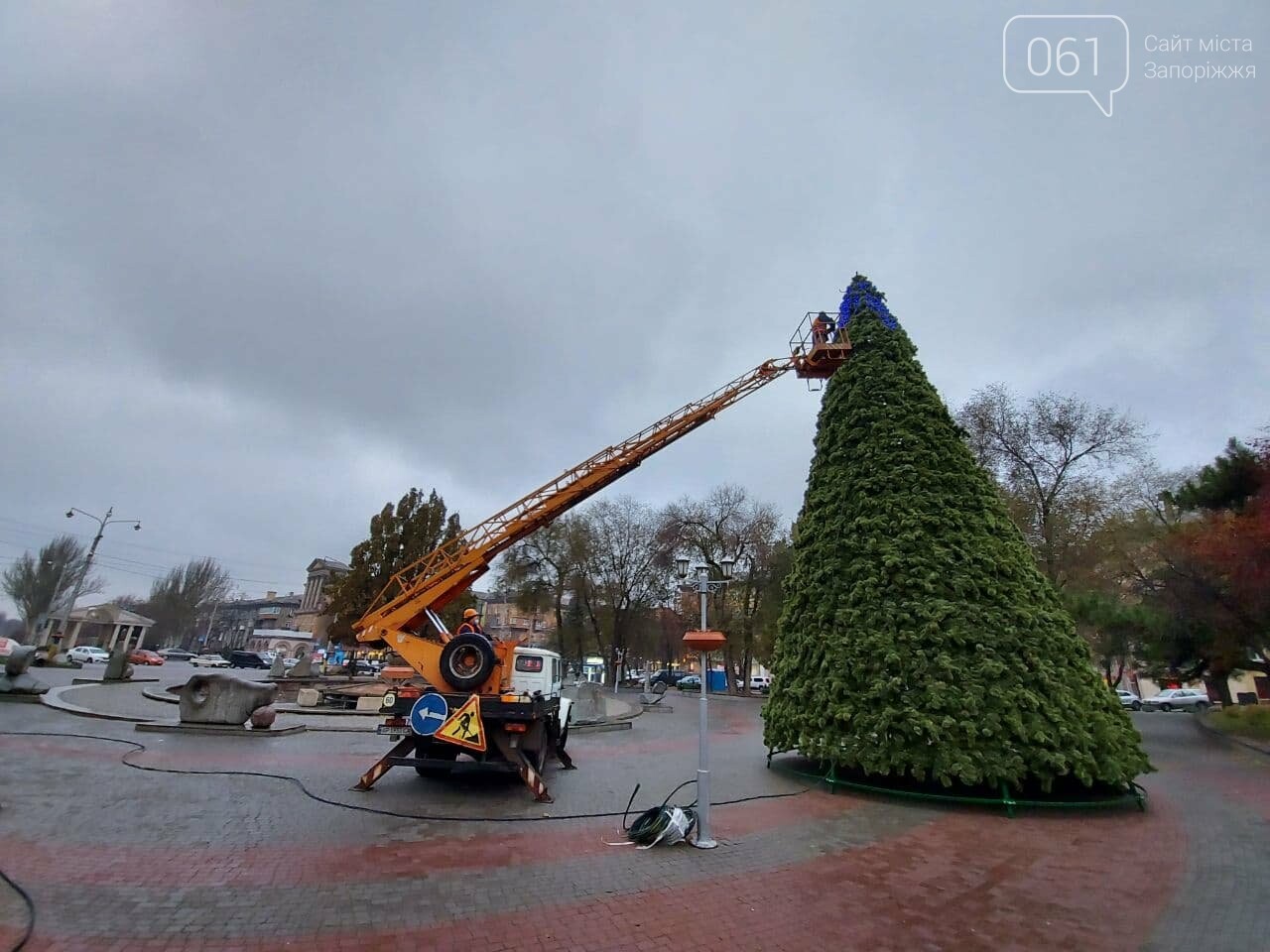 В Запорожье начали монтировать главную городскую елку на площади Маяковского, – ФОТО, фото-11