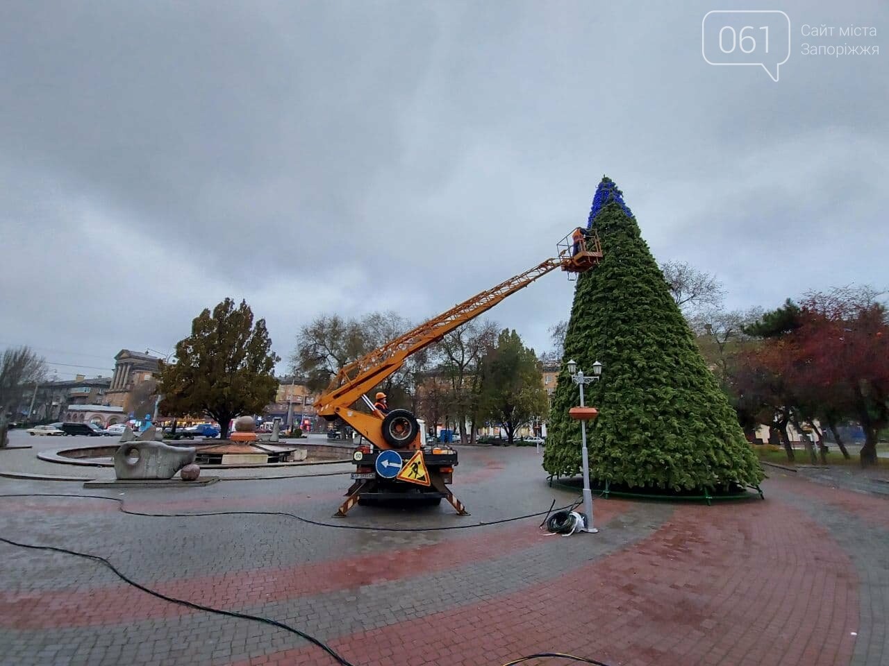 В Запорожье начали монтировать главную городскую елку на площади Маяковского, – ФОТО, фото-9