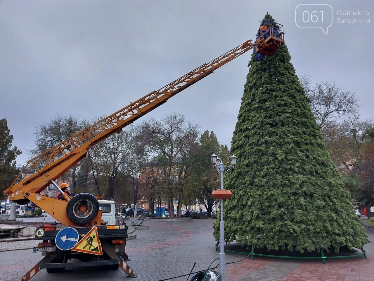 В Запорожье начали монтировать главную городскую елку на площади Маяковского, – ФОТО, фото-8