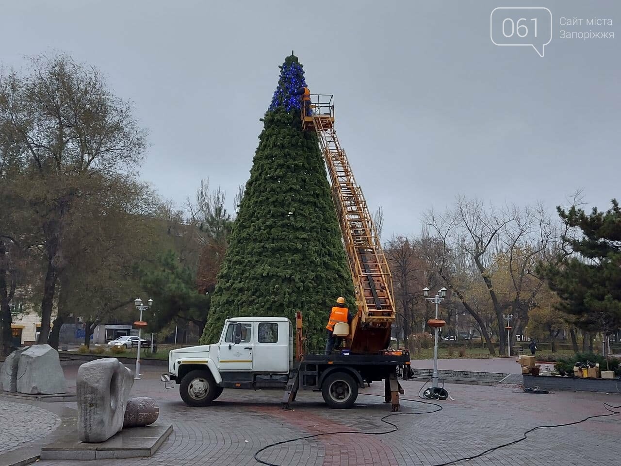 В Запорожье начали монтировать главную городскую елку на площади Маяковского, – ФОТО, фото-13