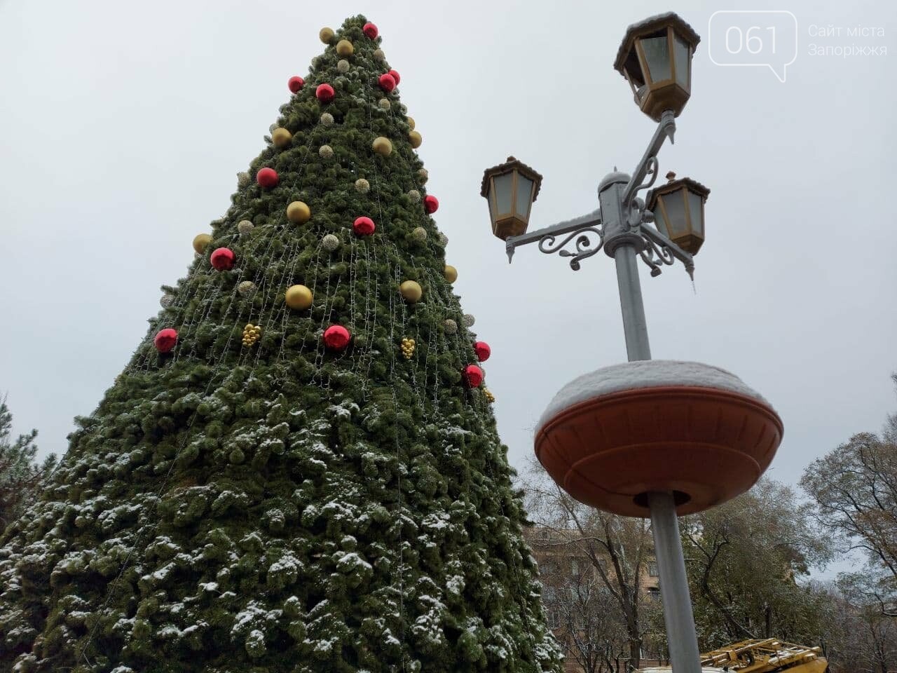 Новые игрушки для елки и обустройство новогоднего городка в центре Запорожья обойдется бюджету в 284 тысячи гривен, - ФОТОРЕПОРТАЖ , фото-3