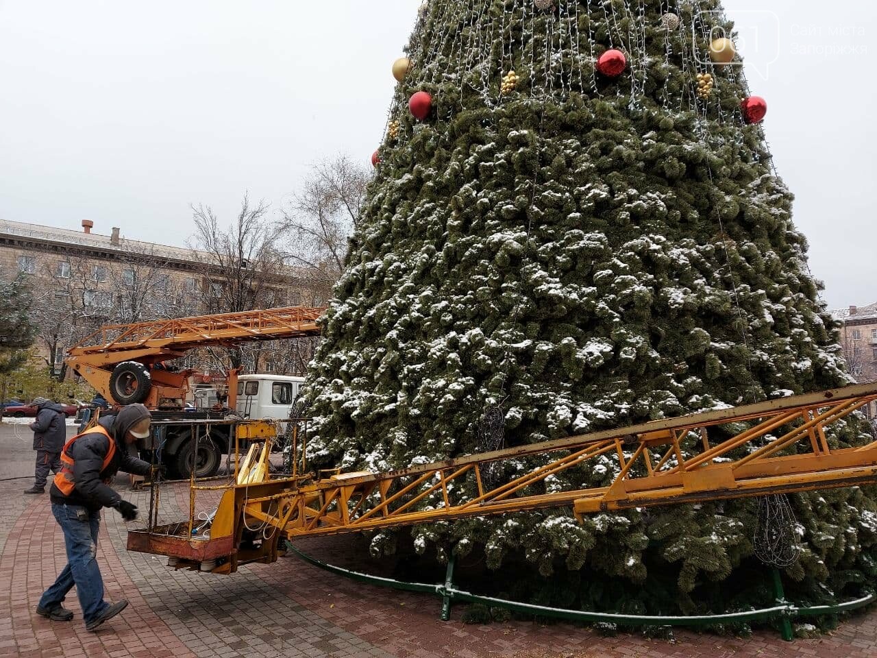 Новые игрушки для елки и обустройство новогоднего городка в центре Запорожья обойдется бюджету в 284 тысячи гривен, - ФОТОРЕПОРТАЖ , фото-5