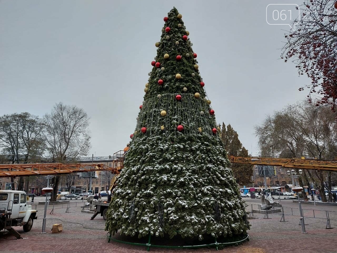 Новые игрушки для елки и обустройство новогоднего городка в центре Запорожья обойдется бюджету в 284 тысячи гривен, - ФОТОРЕПОРТАЖ , фото-6