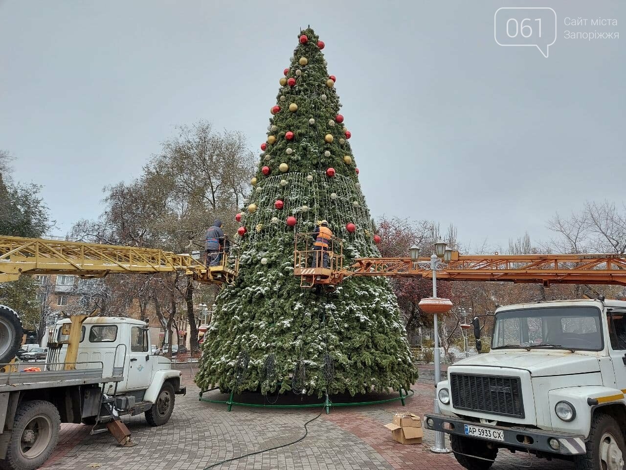 Новые игрушки для елки и обустройство новогоднего городка в центре Запорожья обойдется бюджету в 284 тысячи гривен, - ФОТОРЕПОРТАЖ , фото-9