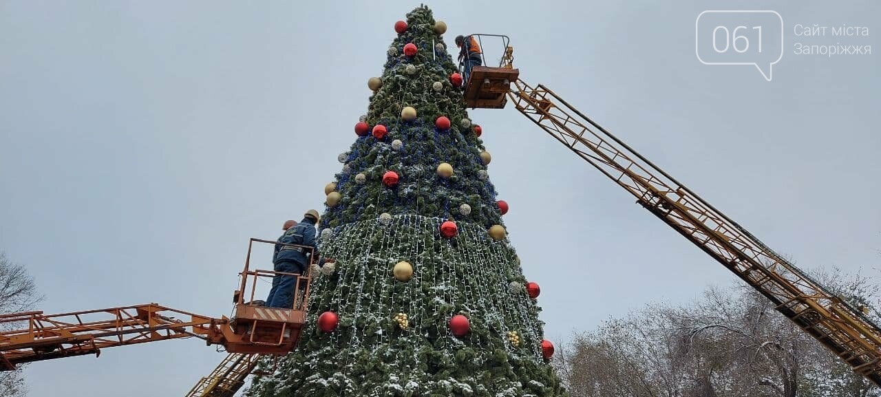 Новые игрушки для елки и обустройство новогоднего городка в центре Запорожья обойдется бюджету в 284 тысячи гривен, - ФОТОРЕПОРТАЖ , фото-14