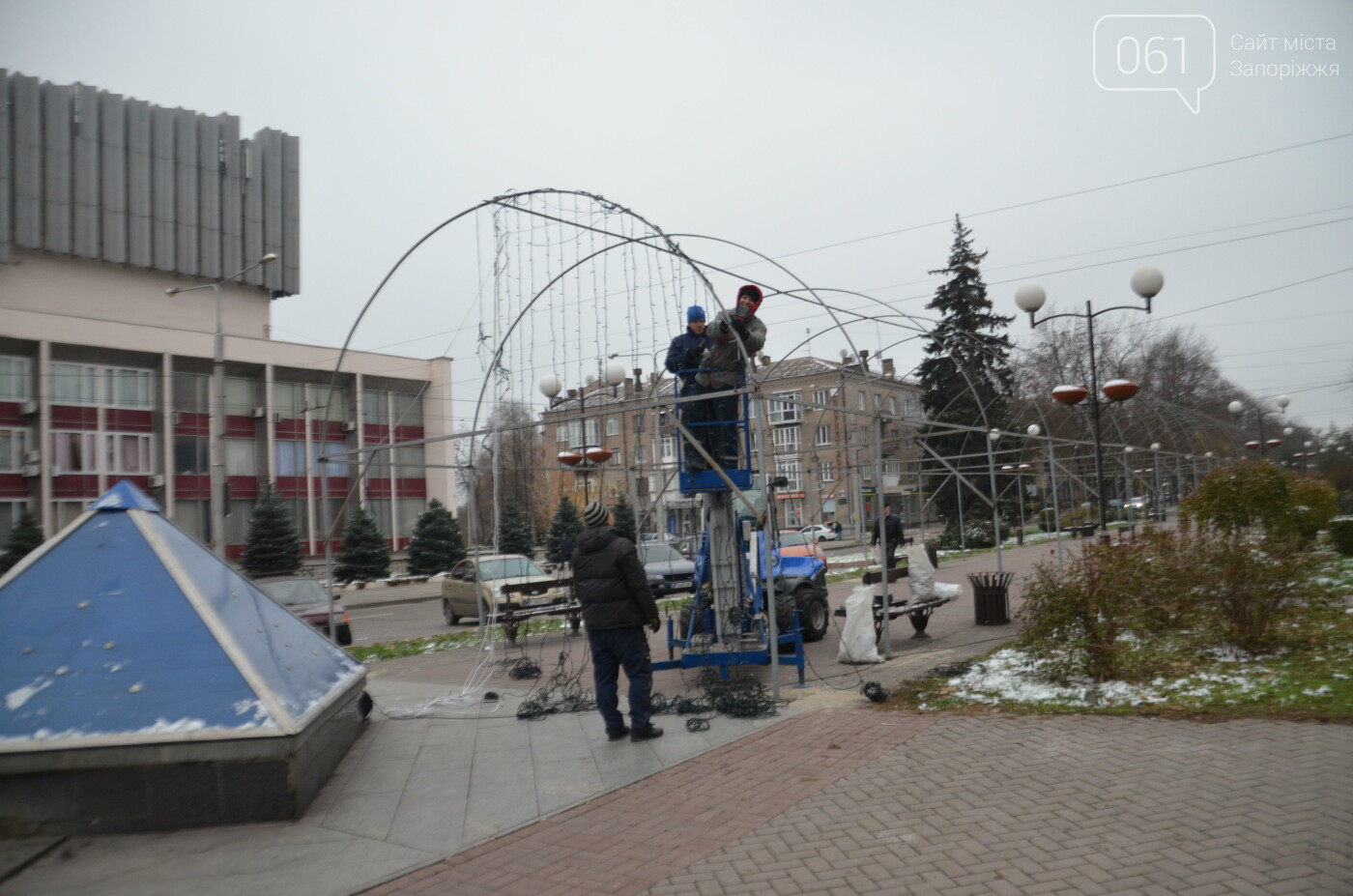 В Запорожье на бульваре Шевченко начали монтировать новогодний городок на БШ за 1,8 миллиона гривен, фото-9