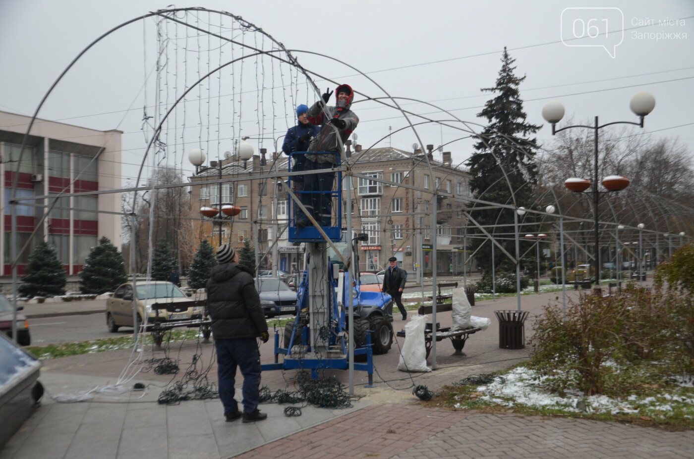 В Запорожье на бульваре Шевченко начали монтировать новогодний городок на БШ за 1,8 миллиона гривен, фото-15