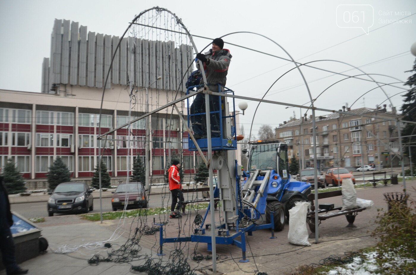 В Запорожье на бульваре Шевченко начали монтировать новогодний городок на БШ за 1,8 миллиона гривен, фото-12