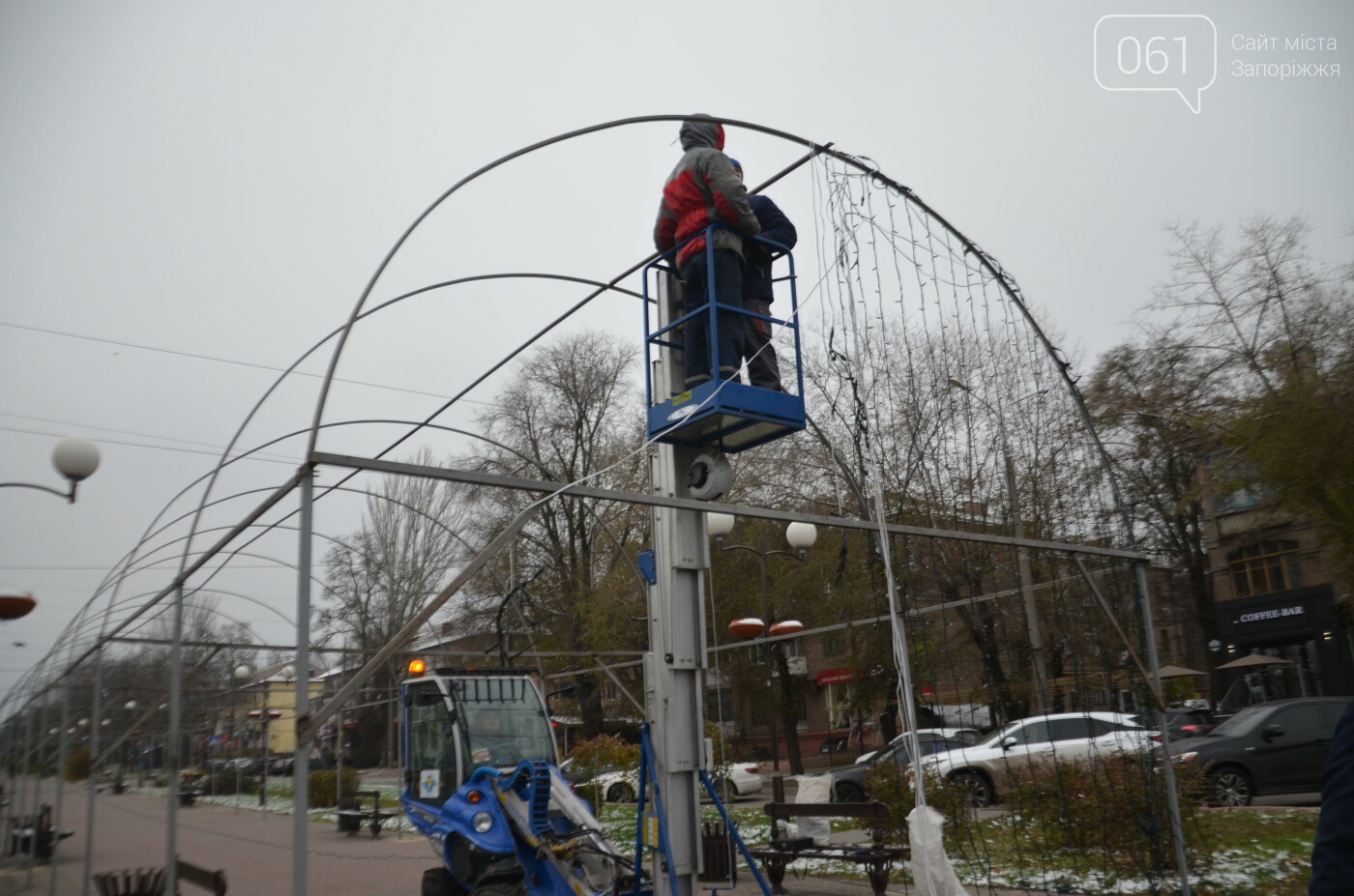 В Запорожье на бульваре Шевченко начали монтировать новогодний городок на БШ за 1,8 миллиона гривен, фото-24