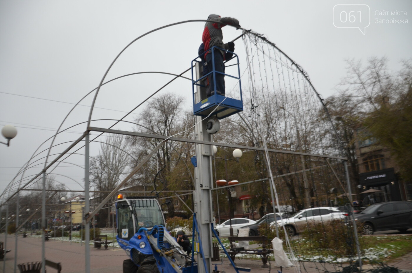 В Запорожье на бульваре Шевченко начали монтировать новогодний городок на БШ за 1,8 миллиона гривен, фото-22