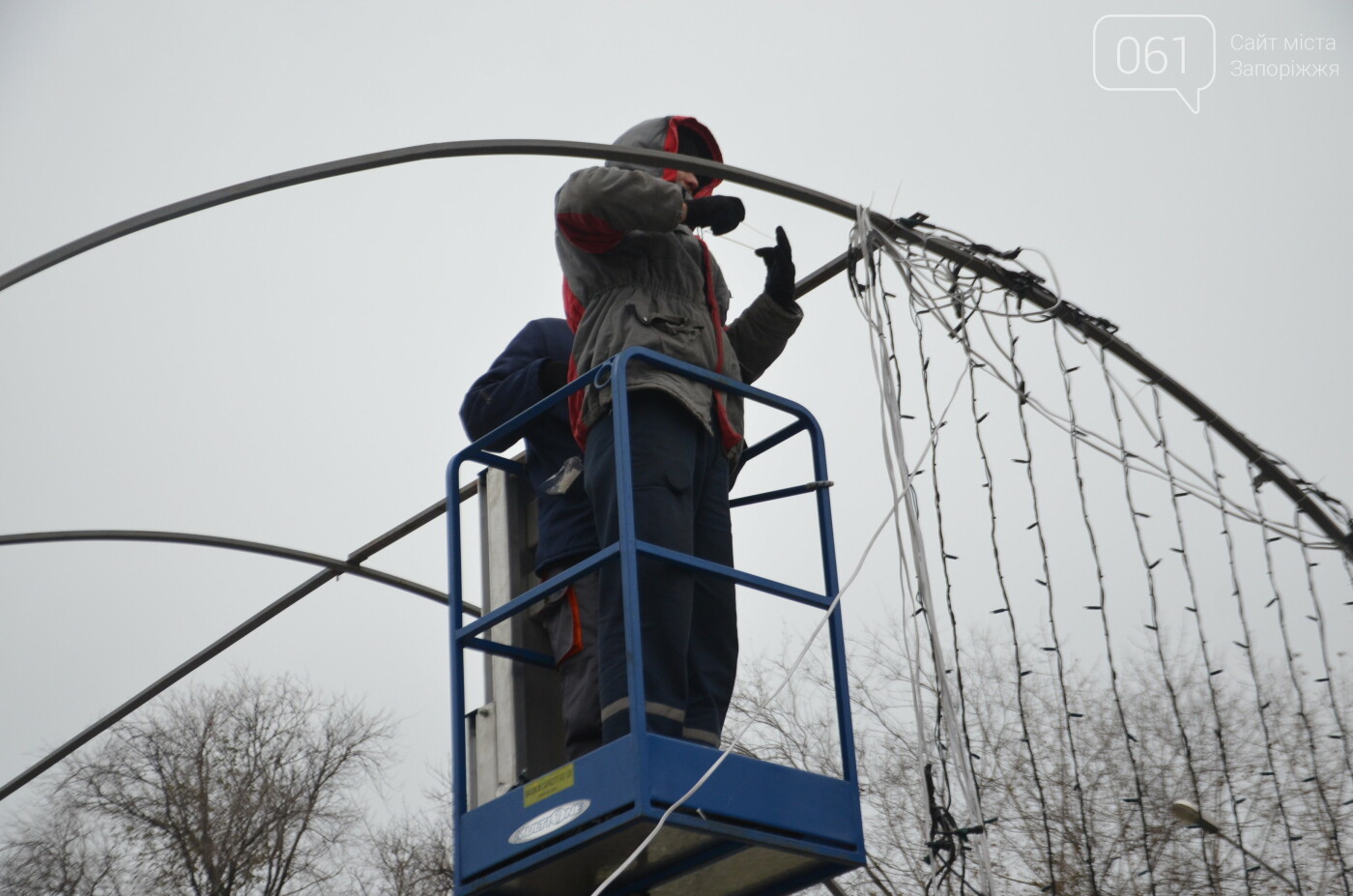 В Запорожье на бульваре Шевченко начали монтировать новогодний городок на БШ за 1,8 миллиона гривен, фото-21