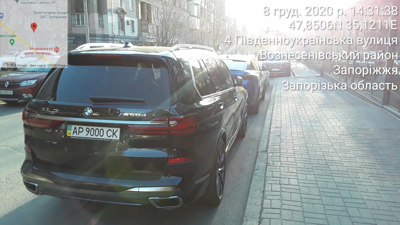 В Запорожье инспекторы по парковке у ресторана оштрафовали три BMW с VIP-номерами, фото-1