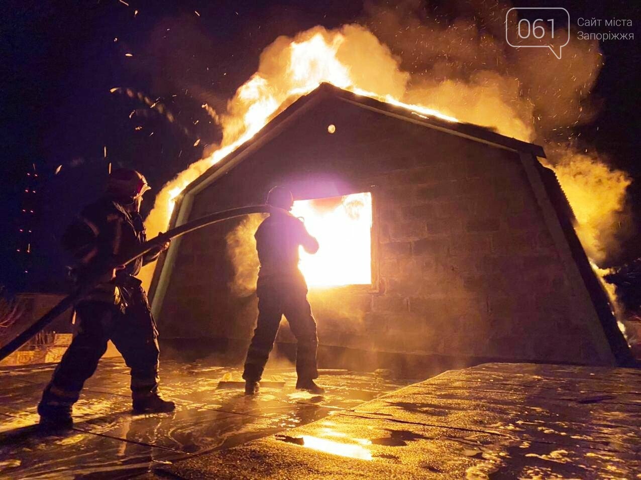 В Запорожской области загорелся жилой дом из-за проблем с печным отоплением: пожар тушили 15 спасателей , фото-1
