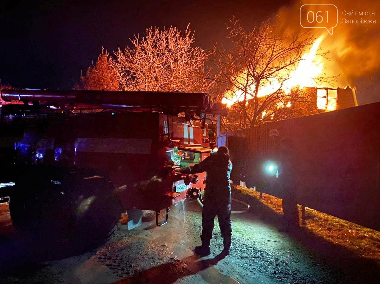 В Запорожской области загорелся жилой дом из-за проблем с печным отоплением: пожар тушили 15 спасателей , фото-2