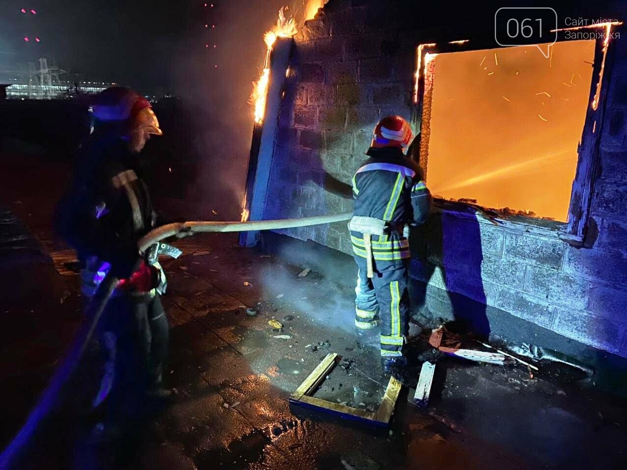 В Запорожской области загорелся жилой дом из-за проблем с печным отоплением: пожар тушили 15 спасателей , фото-4