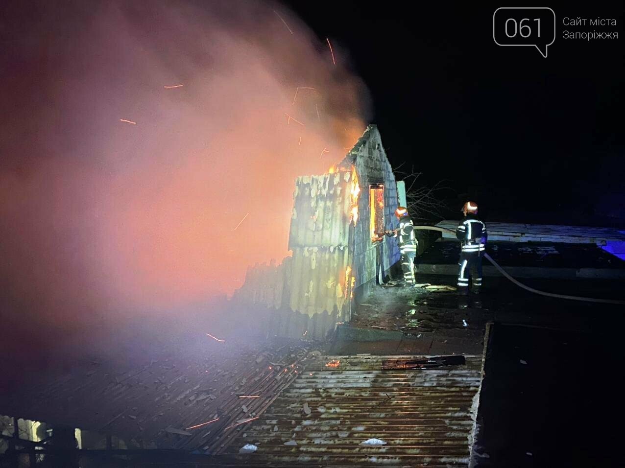 В Запорожской области загорелся жилой дом из-за проблем с печным отоплением: пожар тушили 15 спасателей , фото-5