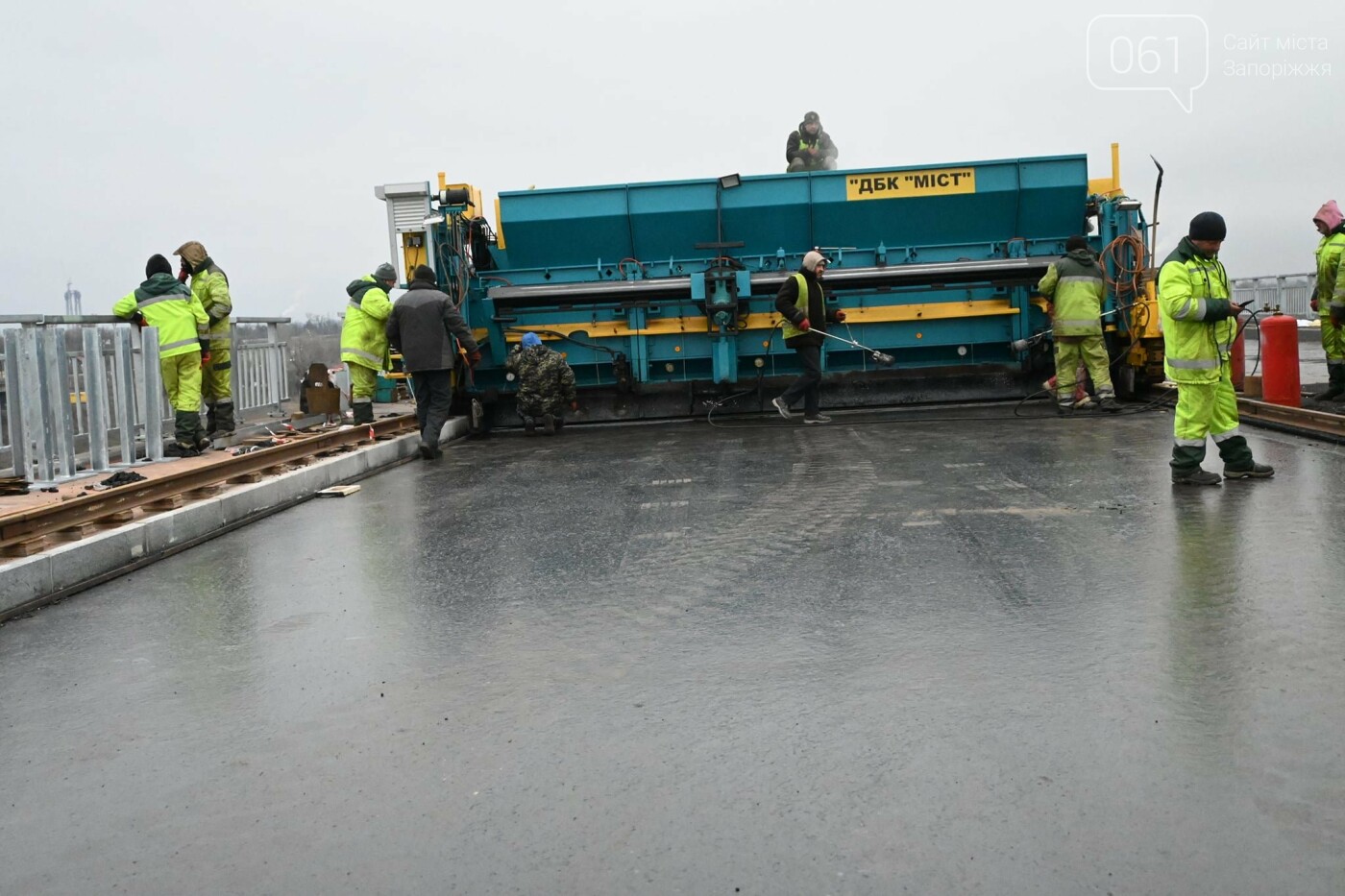 В Службе автодорог показали технологию укладки гусасфальта на строительстве мостов, - ФОТО, ВИДЕО, фото-11