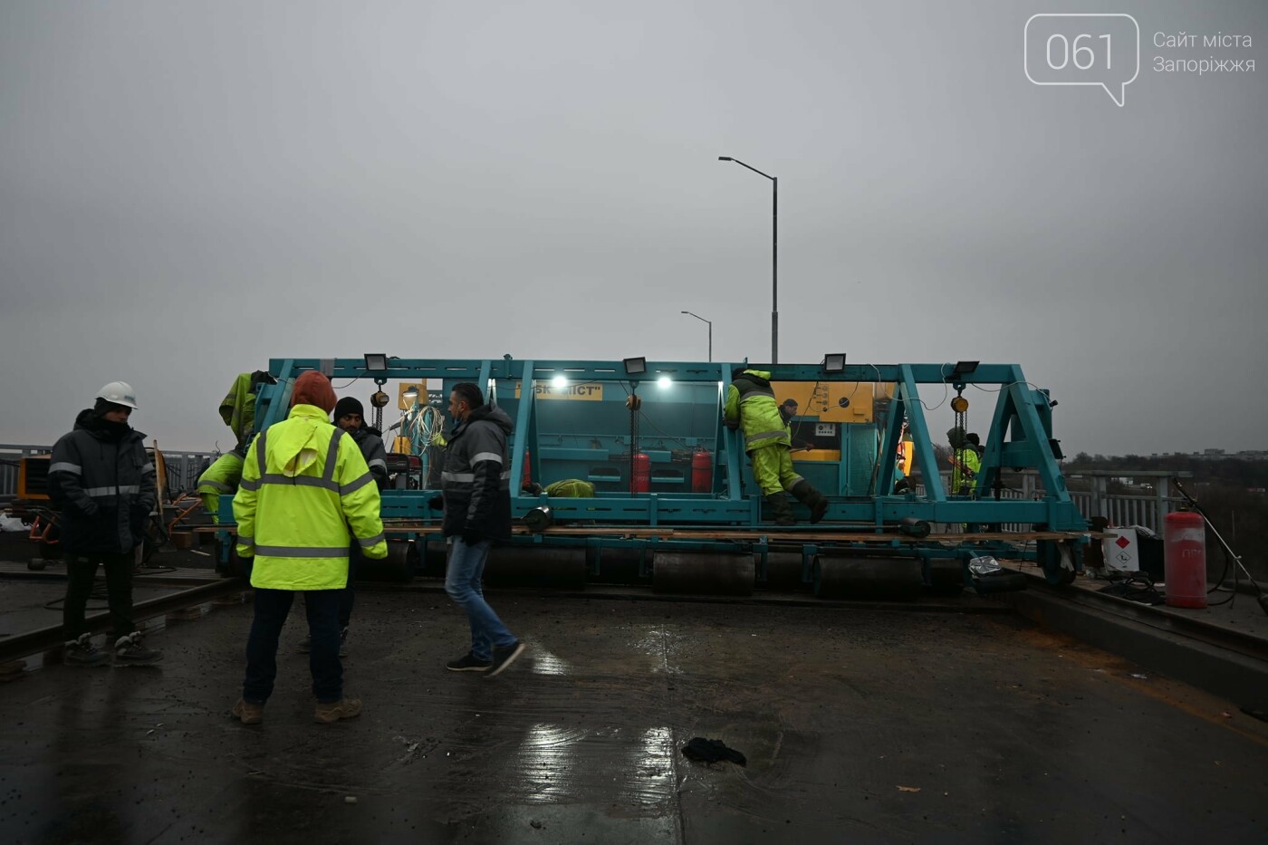 В Службе автодорог показали технологию укладки гусасфальта на строительстве мостов, - ФОТО, ВИДЕО, фото-8